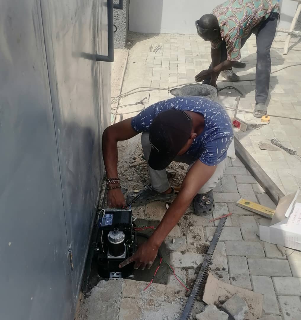 Commercial vehicle barrier at access point